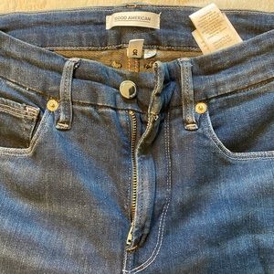 Good american jeans ! Good leg crop style. Great condition, worn once :)
